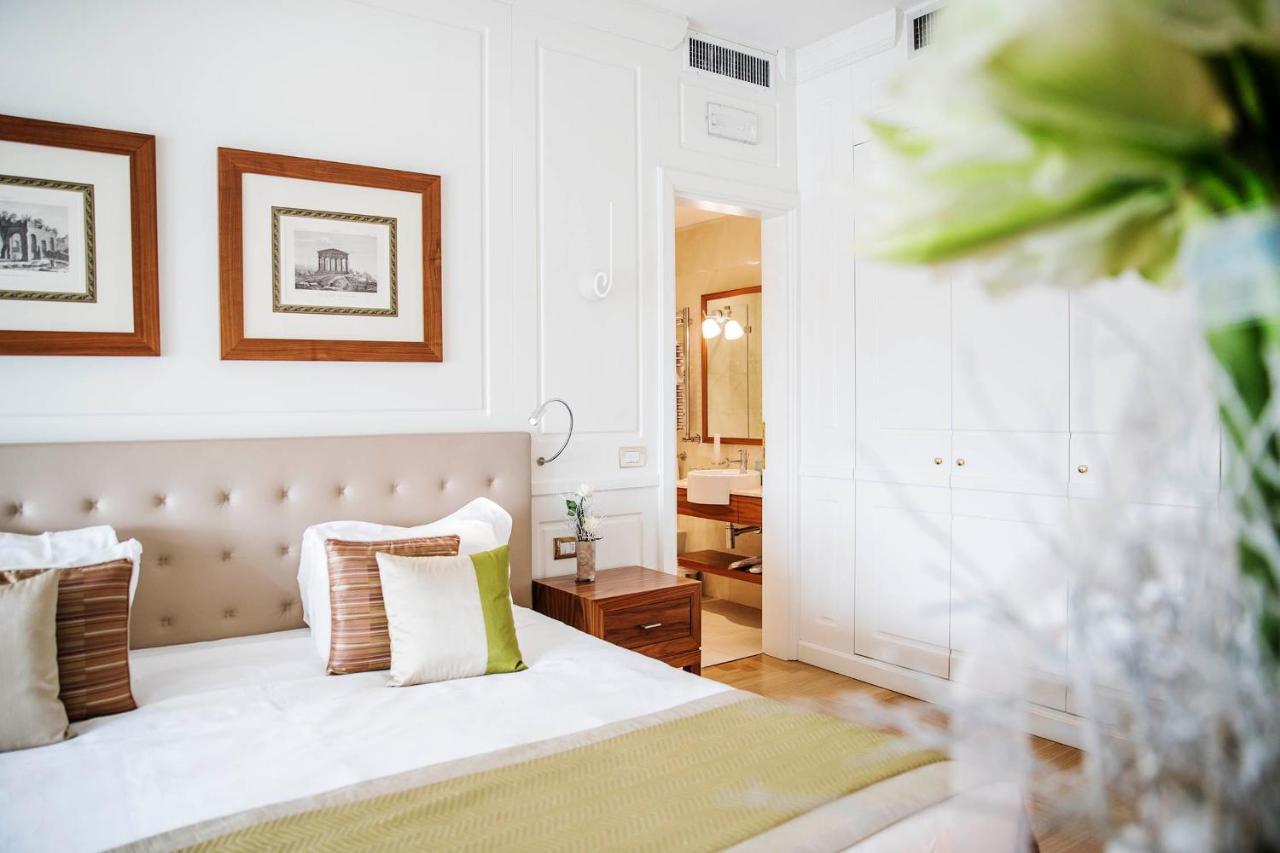 Grand Hotel Terme Sirmione Ngoại thất bức ảnh A bedroom at the hotel