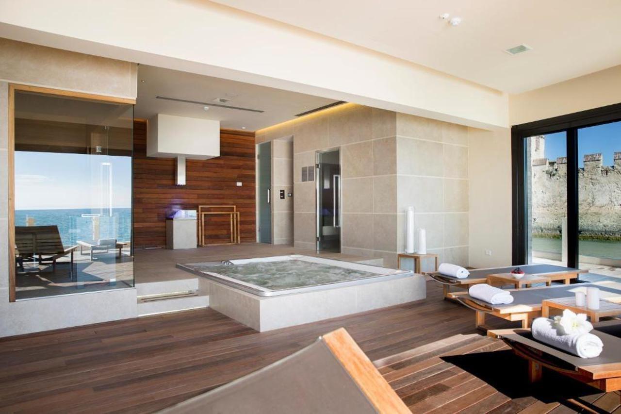 Grand Hotel Terme Sirmione Ngoại thất bức ảnh A modern Japanese bathroom