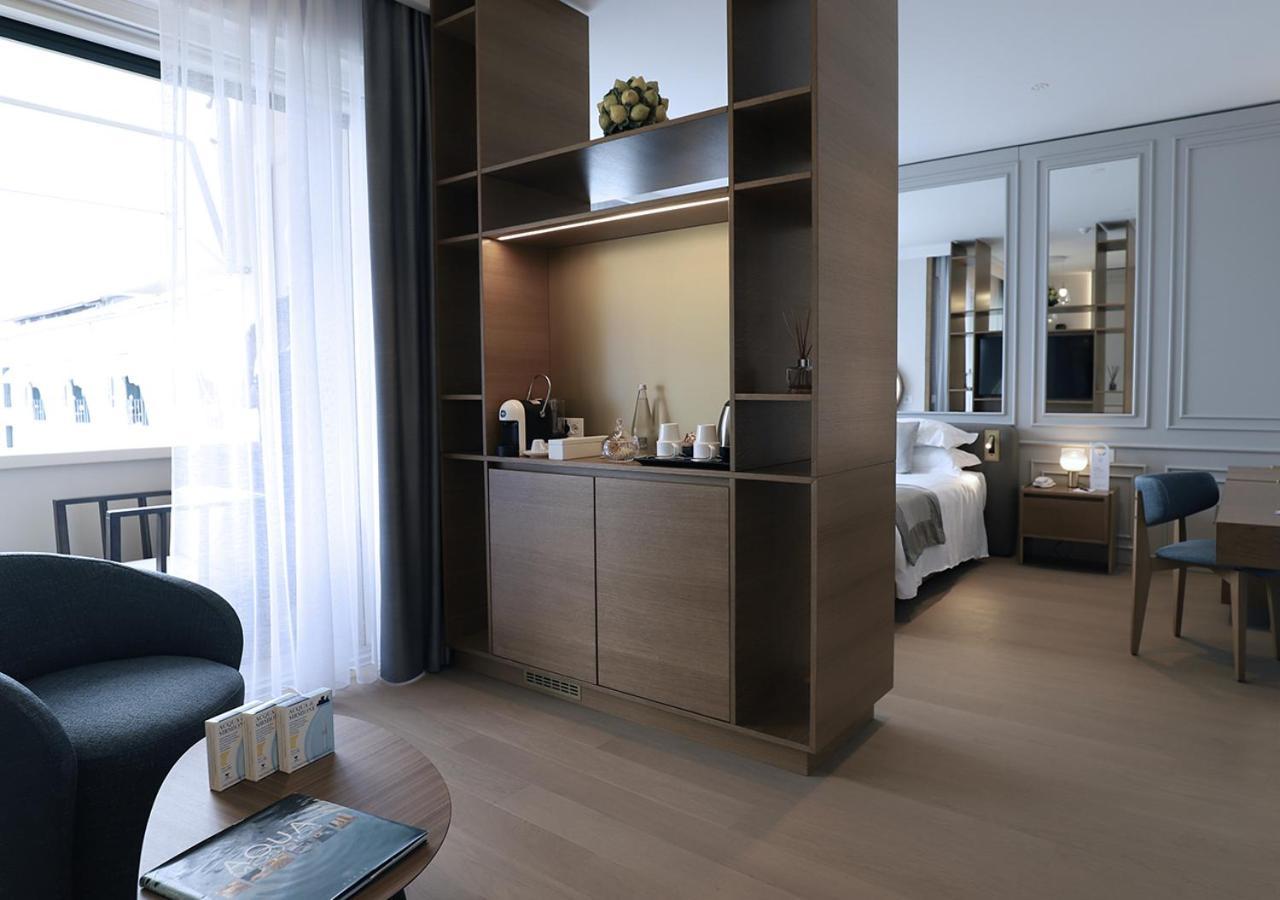 Grand Hotel Terme Sirmione Ngoại thất bức ảnh A suite at the hotel