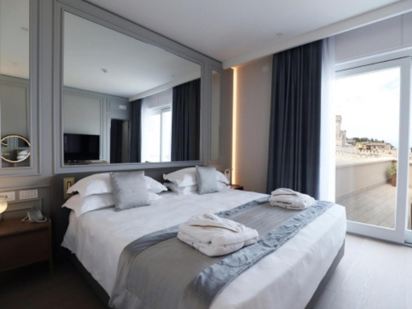 Grand Hotel Terme Sirmione Ngoại thất bức ảnh A bedroom at the hotel
